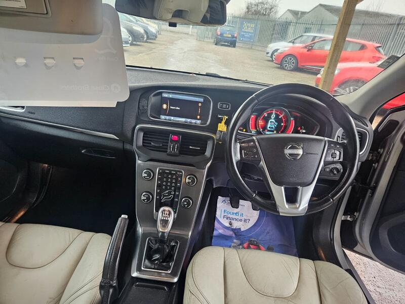 VOLVO V40